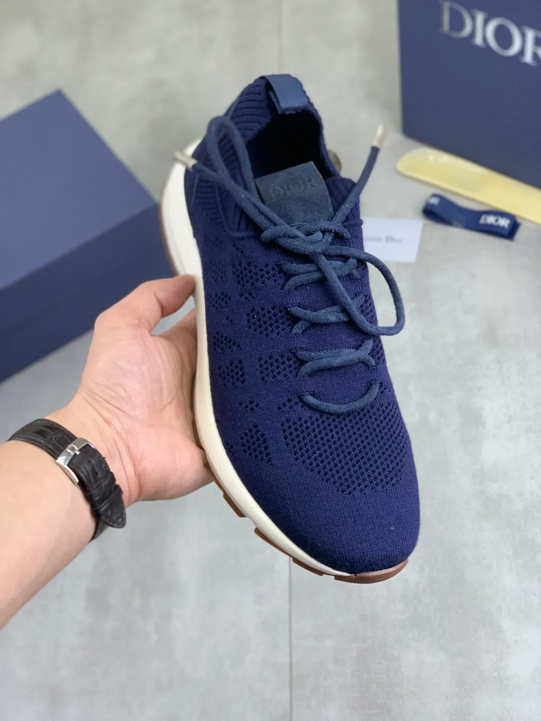 Men's men's shoes P400 new Dior Tech sneakers 2026 early spring series new products, with fashionable details, highlighting retro aesthetics. The fly-knit upper is spliced ​​with the sides of apricot transparent mesh fabric, and the leading edge of the upper window is laminated with high-frequency flat ironing and counter-pressure. The original craftsmanship is beautiful, comfortable and does not fall off. The interior is made of tonal sheep lining, which is soft and comfortable. The heel and tongue are embellished with the Paris logo. The textured TPU soles with the same tonal logo add to the high-end style.  Code number: 38-45 (46 customized)